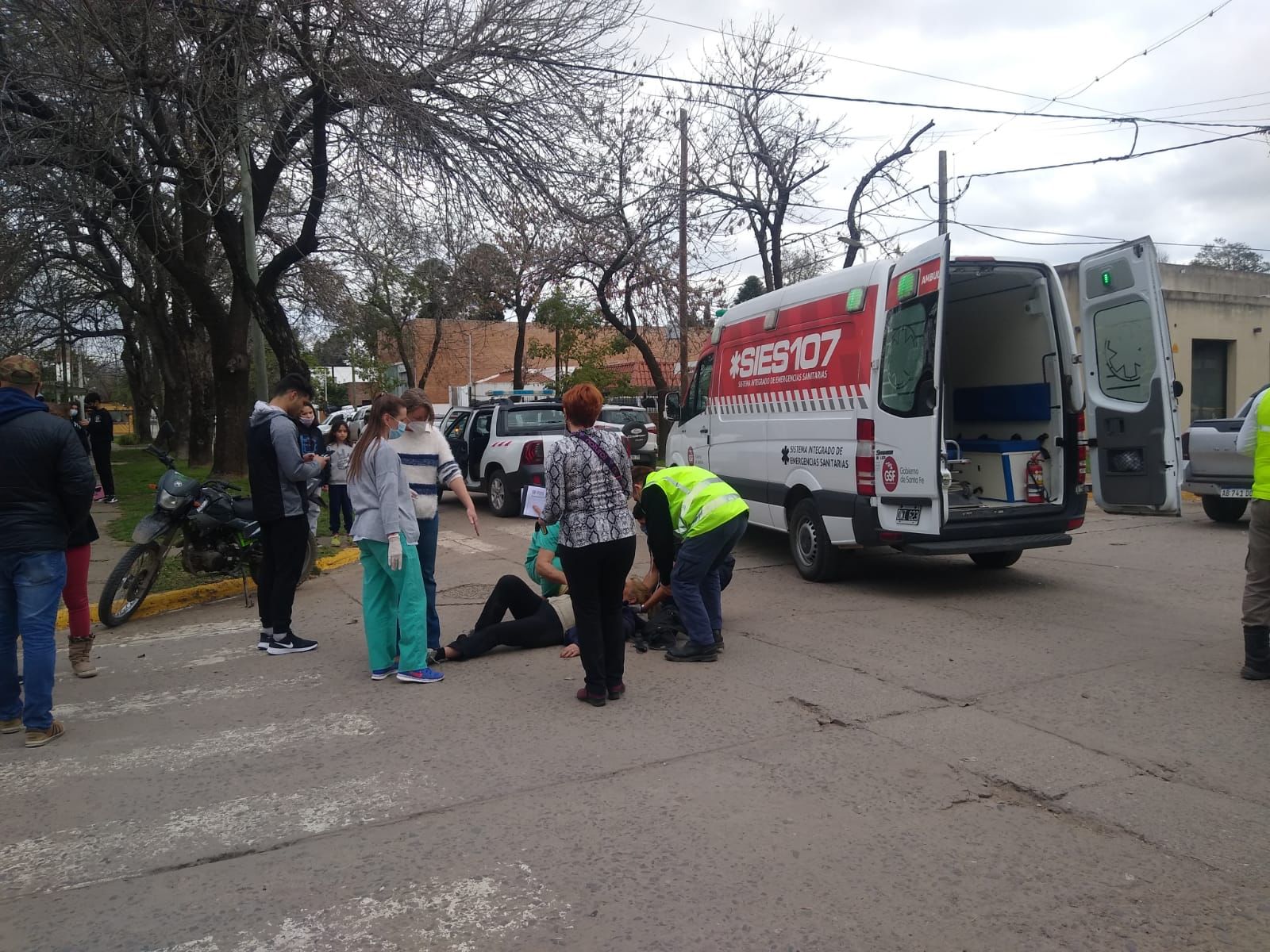Fuerte choque entre un auto y una moto terminó con mujer internada en Rosario